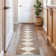 Tapis beige à rayures géométriques brunes