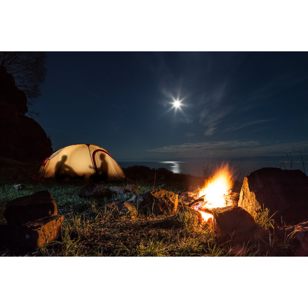 Leinwandbild Touristen in einem Camp