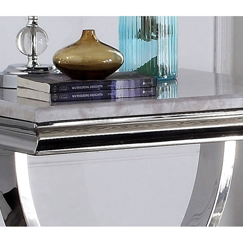 Table de bout luxueuse en faux marbre avec base en piédestal chromée, parfaite pour les intérieurs glamour modernes