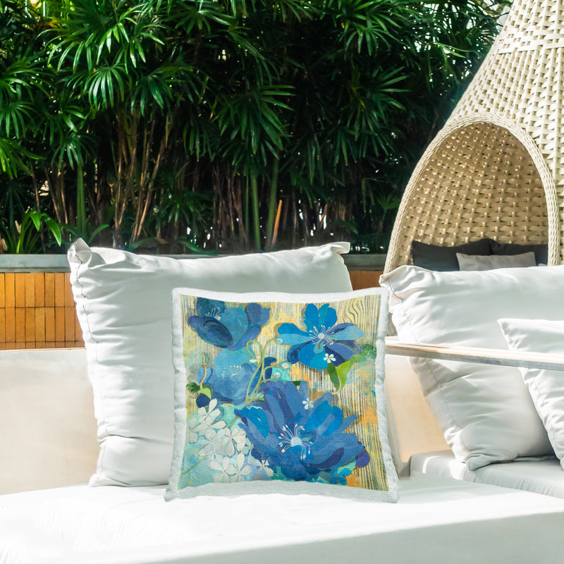 Coussin d'extérieur imprimé Vivid Blue Blossom par Evelia Designs