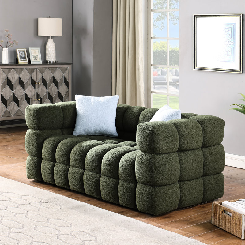2 boucles en olive, conçues pour les petits appartements et les intérieurs modernes, avec des accoudoirs carrés aux lignes épurées, faites pour durer avec des matériaux de qualité, livré avec deux oreillers à dossier divisé, assorti