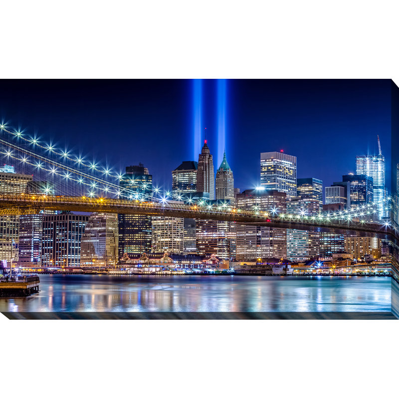 « world trade lights over manhattan », reproduction de photo sur toile tendue, H 36 po x l 60 po x P 1,5 po