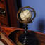 Globe terrestre dans des anneaux en laiton