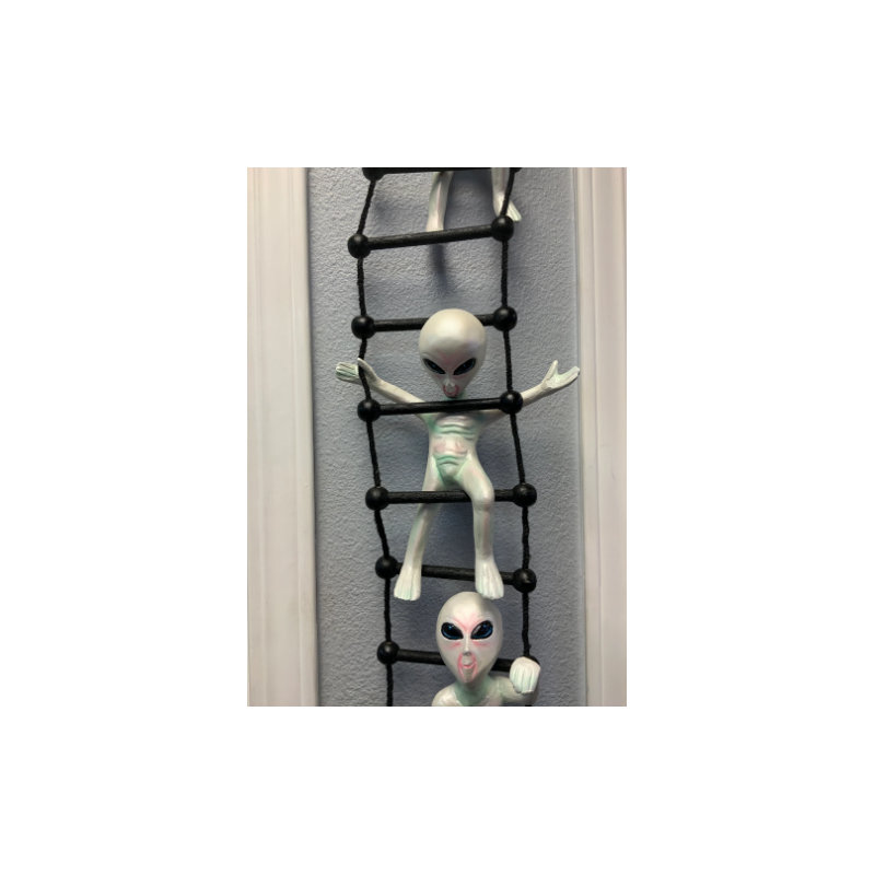 Statue Jahdel Aliens on Rope Ladder