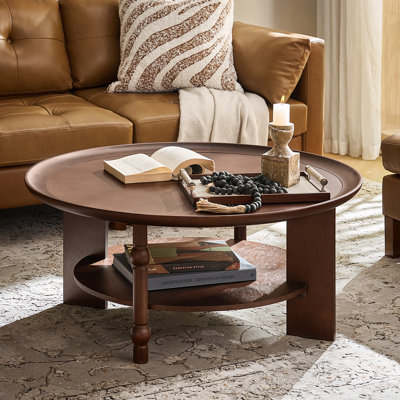 Table basse ronde transitionnelle unique à conception à broches tournées et pieds de dalle de 40 po avec tablette de rangement