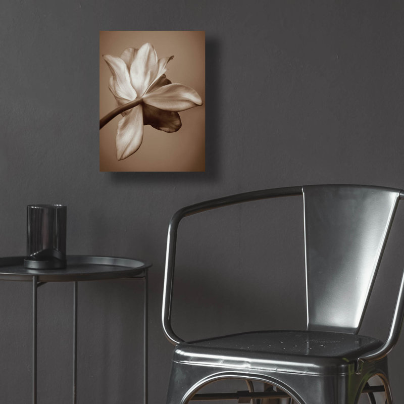 "Tulipe au clair de lune" par Rebecca Swanson, H 16 po x l 12 po x P 0,13 po