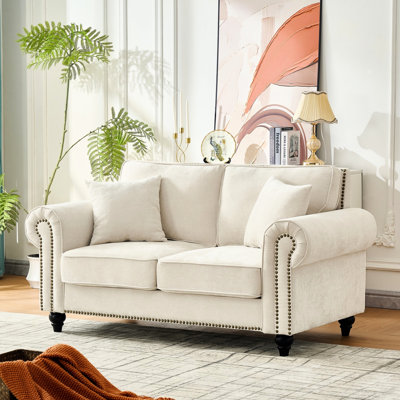 Fauteuil à 2 places beige de 63 po avec accoudoirs roulés, revêtement en chenille, pieds en bois et garniture cloutée pour le salon d'un appartement, rembourrage en mousse haute densité, toucher velours doux, structure en pin massif, courbé, moyen