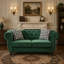 Canapé Chesterfield 2 places en velours vert, 165 cm, avec accoudoirs arrondis et clous décoratifs.-768691809