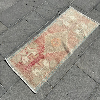 Tapis turc rose rétro en laine Oushak: petit, antique et idéal pour un décor d'entrée ou oriental