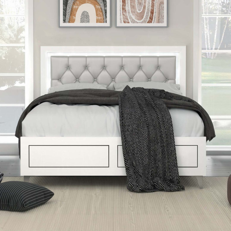 Grand lit gris et blanc avec tête de lit matelassée à DEL