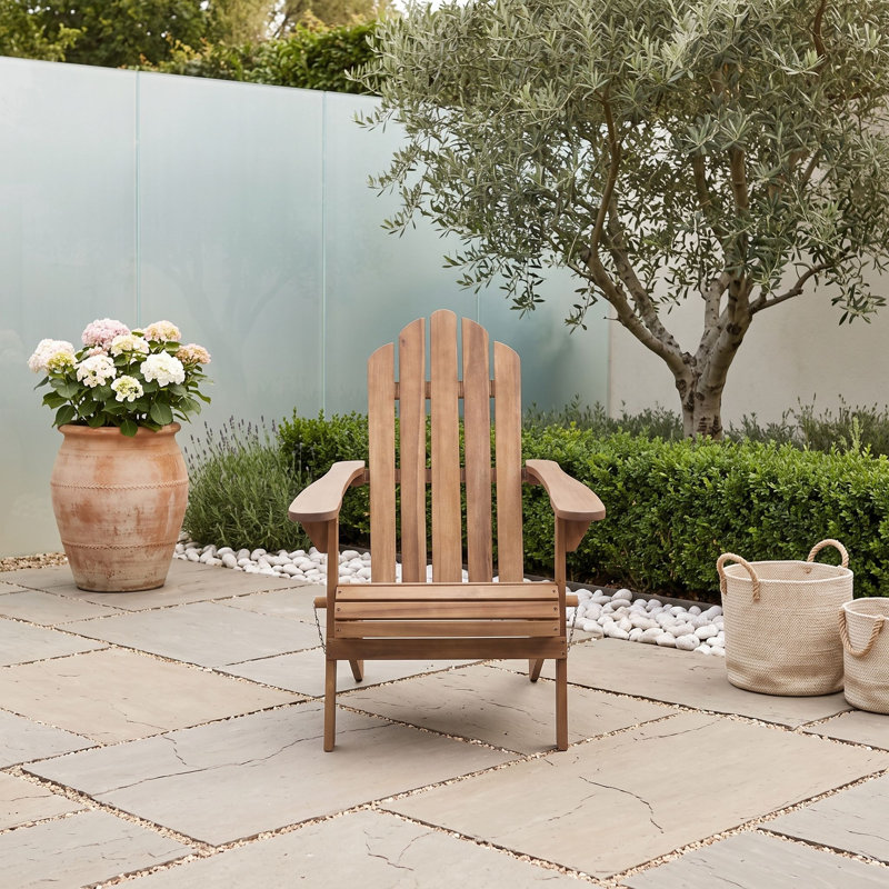 Chaise d'extérieur Adirondack pliable en bois d'acacia avec dossier à lattes et larges accoudoirs, idéale pour la terrasse, le patio ou le bord de la piscine.