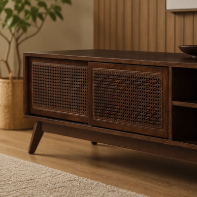 Meuble télé 59 po en rotin de style Mid-Century moderne pour téléviseur de 65 po, meuble audio-vidéo, console multimédia pour le salon, pieds en bois massif et portes d'armoire en rotin - bois foncé
