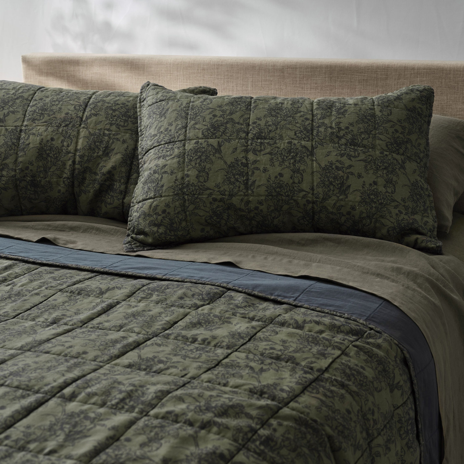 King Quilt + 2 King Pillow Shams, Moss Floral Toile