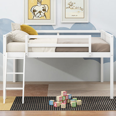 Lit mezzanine en bois avec échelle