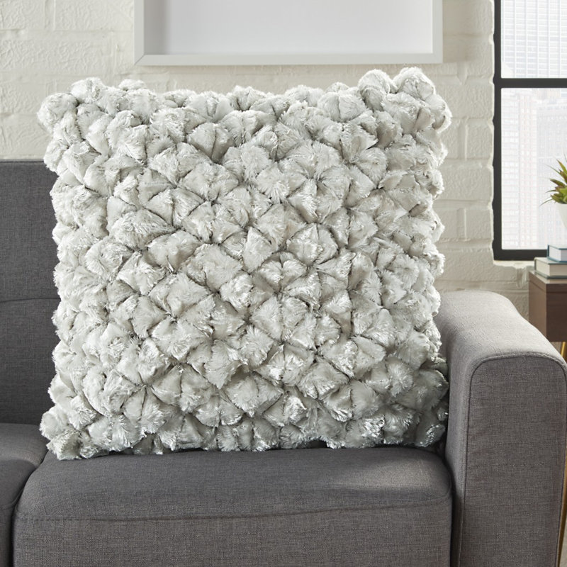 Coussin décoratif en velours 20 po gris soyeux