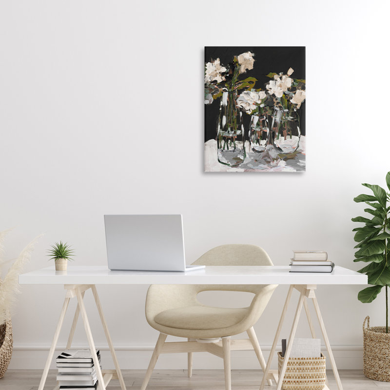 Trois vases de fleurs sur toile noire, design par Jane Slivka, H 20 po x l 16 po