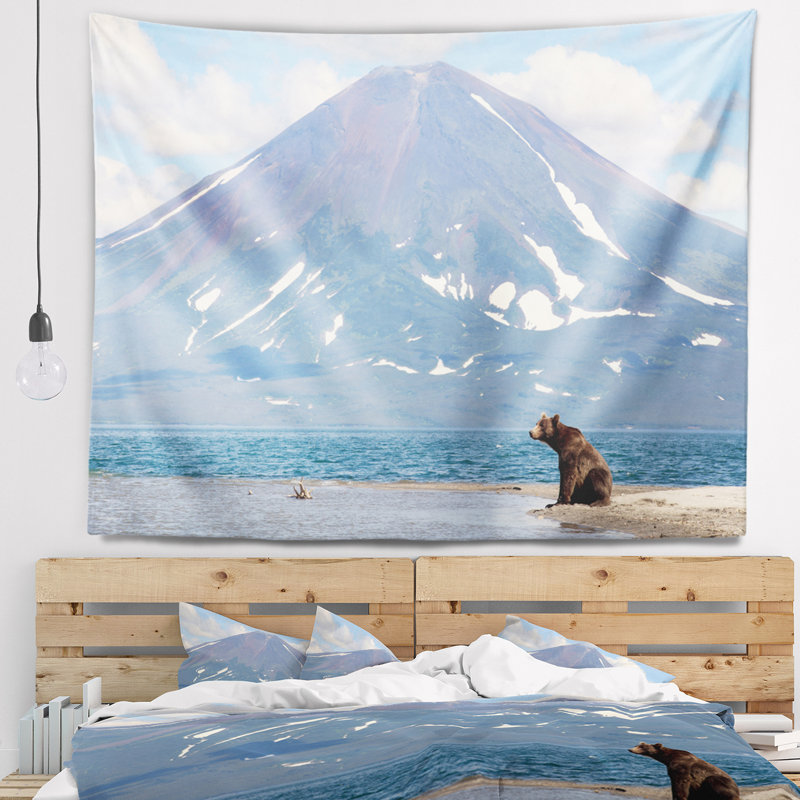 Grand ours devant la tapisserie du volcan, H 78 po x l 92 po