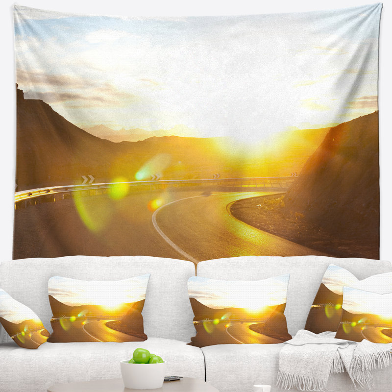 Paysage, route jaune sous une tapisserie coucher de soleil, H 78 po x l 92 po