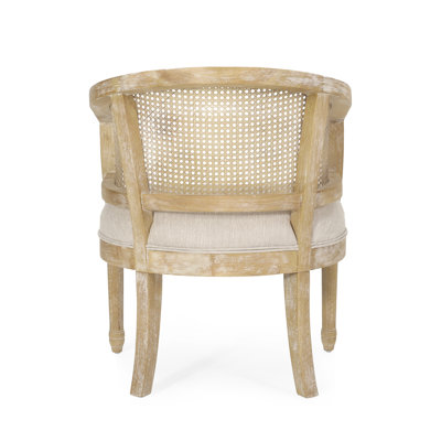 Exquise chaise d'appoint de style champêtre français fabriquée en bois d'hévéa, avec une finition vieillie et un design confortable pour n'importe quelle pièce.
