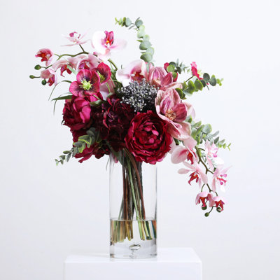 Jubilé de framboise - pivoine de beauté, hortensia, magnolia mauve, helleborus et eucalyptus arrangement floral d'illusion d'eau dans un vase à bulles moyen