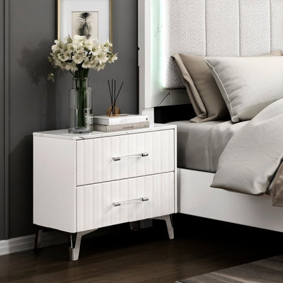 Table de chevet blanche moderne avec 2 tiroirs, plateau en faux marbre stratifié et pieds en métal