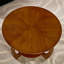 Table basse ronde en placage de cerisier