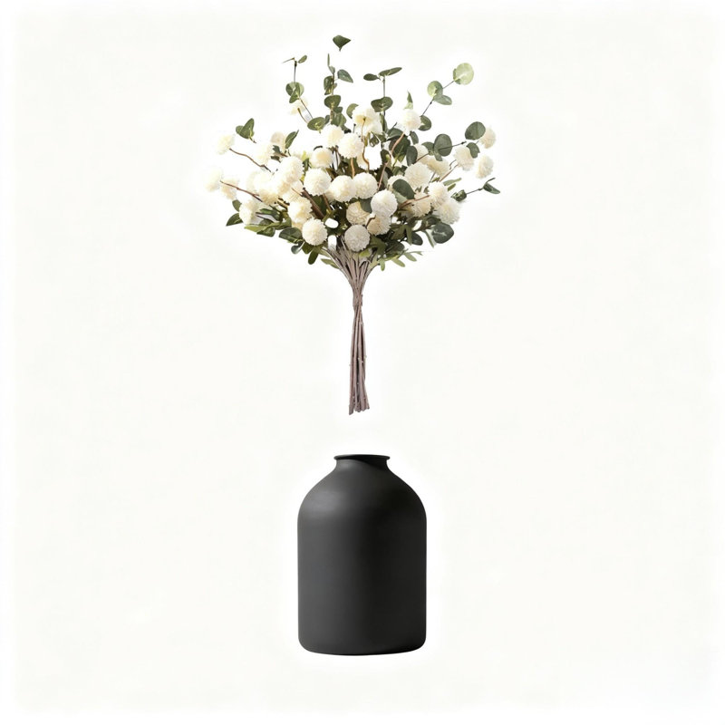 Vase en métal noir mat avec fausses mamans blanches et centre de table en eucalyptus