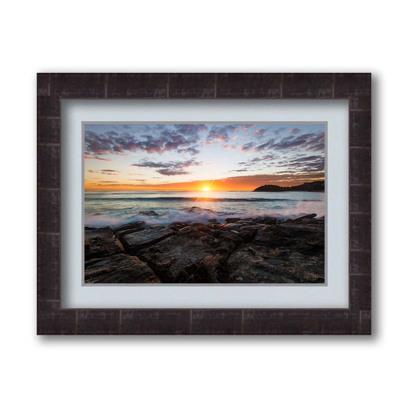 «Manly Sunrise» par Scott Barlow sur, Papier avec cadre unique brun, Blanc / gris, H 22 po x l 28 po x P 1 po