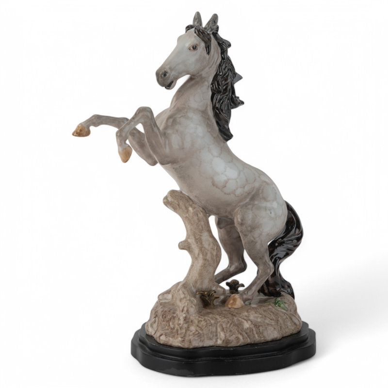Figurine cheval en porcelaine avec petits accents d'herbe bronze sur base en bois