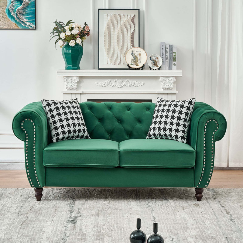 Canapé Mid-Century moderne en velours avec accoudoirs roulés et têtes de clou, Green Velvet