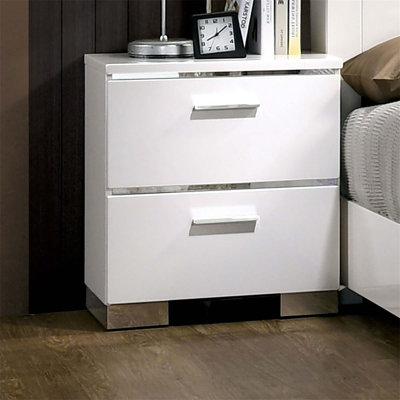 Table de chevet blanche moderne avec chargeur USB intégré et pieds élégants au fini chromé, parfait pour les chambres contemporaines