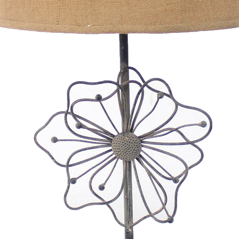 Lampe de table en métal avec détails floraux et base en bloc, beige et gris