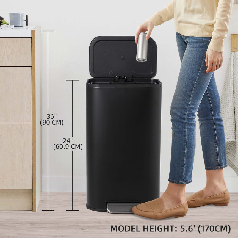 Poubelle rectangulaire mince en acier inoxydable à pédale pour la cuisine - Couvercle à fermeture douce, ouverture au pied, bac intérieur amovible - 30 L - Noir - 36,5 x 29,3 x 60,9 cm