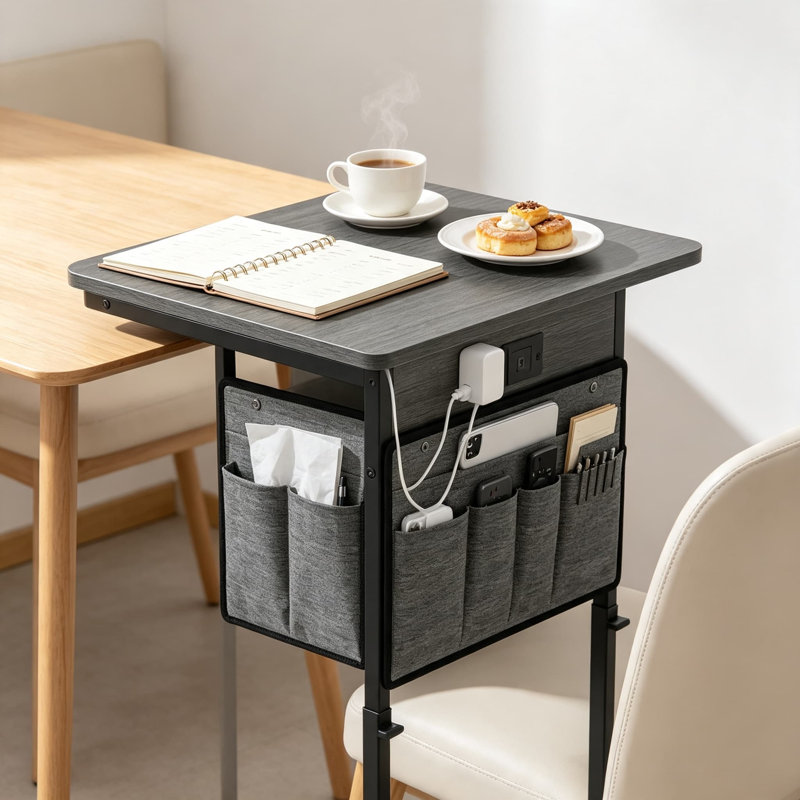 Table de bout en C avec station de charge, table d'appoint à hauteur réglable pour canapé, table de chevet mince qui se glisse sous le canapé, plateau de télévision portable pour le salon et la chambre à coucher, finition noyer rustique