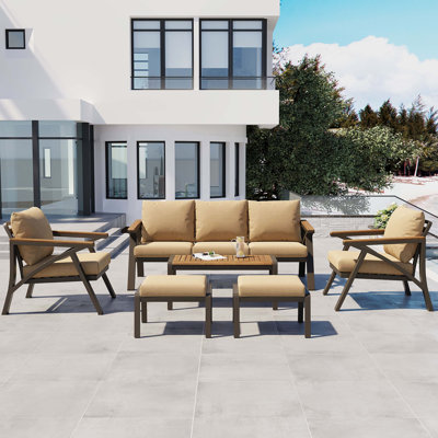 Ensemble de meubles de patio 6 pièces avec structure en acier, table basse en bois d'acacia, sièges rembourrés, housses amovibles et pieds réglables pour une utilisation dans la cour, le jardin ou la piscine.