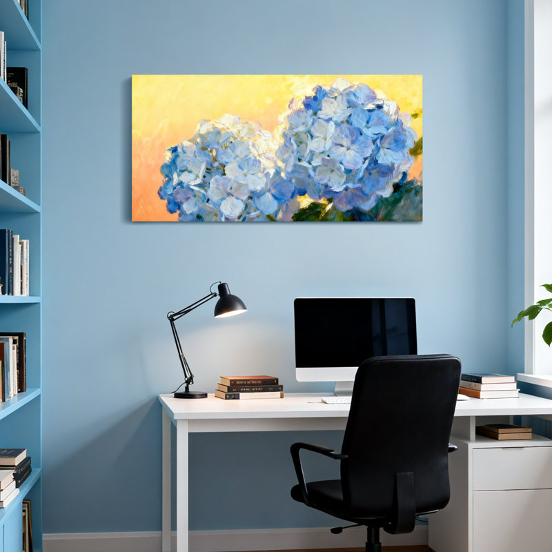 Plantes et fleurs d'hortensias bleus sur fond jaune, H 16 po x l 32 po