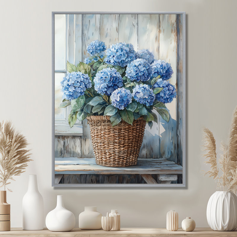 Hortensias dans un panier de ferme I - hydrangées, art mural, H 44 po x l 34 po, Reproduction avec cadre flottant