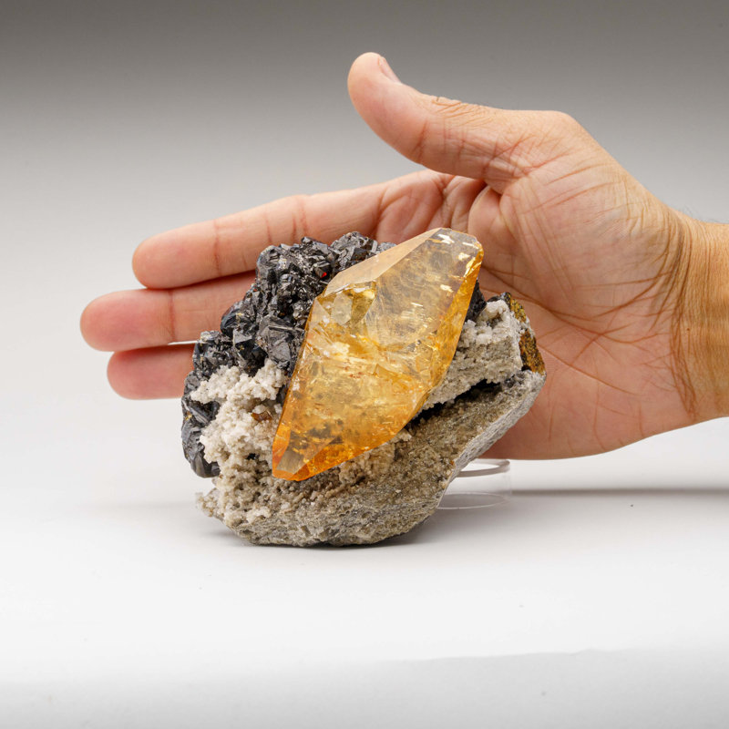 Calcite dorée avec cristal de sphalérite