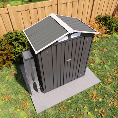 Remise de rangement extérieure en métal de 5 pi x 3 pi, remise à outils avec toit en pointe imperméable et porte verrouillable en métal compacte pour le jardin, la cour, le patio, les articles divers et le rangement des vélos, gris