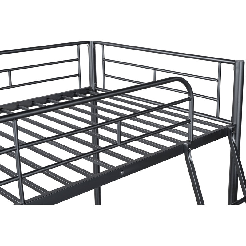 Lit mezzanine simple avec design contemporain, tube en métal noir, encastré, pour la décoration d'une petite chambre à coucher avec structure et environnements compacts appropriés