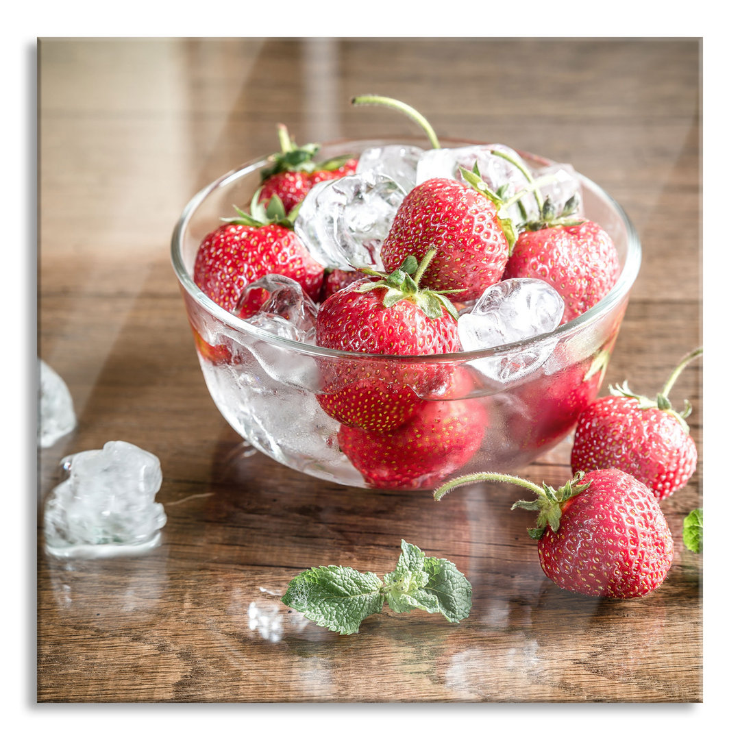 Glasbild-Erdbeeren in Eiswürfeln