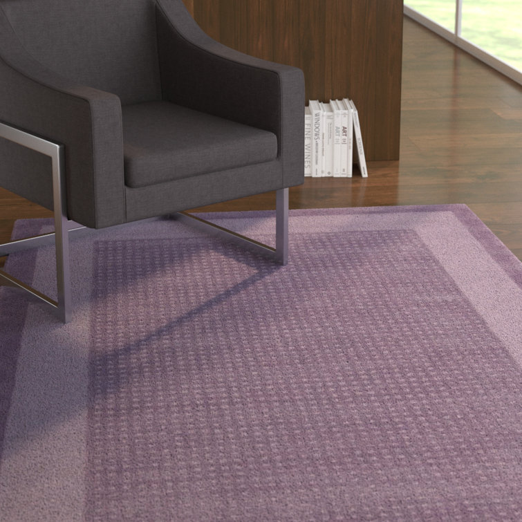 Tapis mauve en laine touffeté