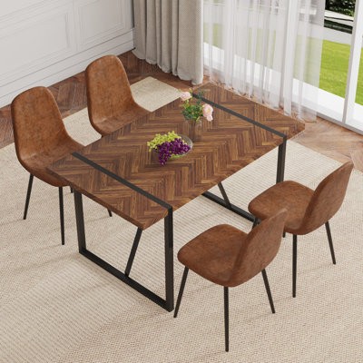 Ensemble de table et de chaises. Une table de salle à manger rectangulaire rétro avec un dessus de bureau en bois aggloméré à motif en bois et des pieds en métal noir. Jumelé avec 6 chaises confortables en tissu brun avec pieds en métal noir