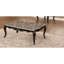 Table basse de style transitionnel, plateau en marbre, pieds cabriole, détails courbés dorés, finition en noyer foncé