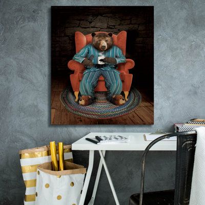  «Ours avec télécommande» par John Hovenstine, art mural sur toile, 26 po x 30 po