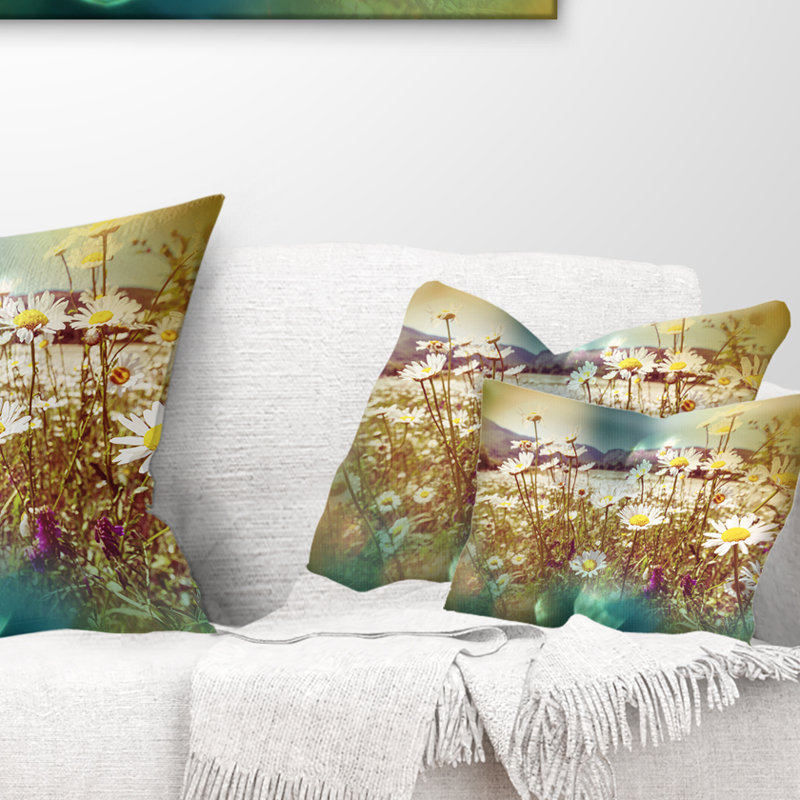 Fleurs de camomille dans un jardin d'été - Coussin décoratif imprimé paysage