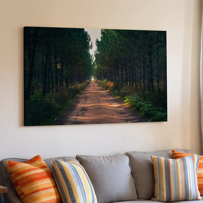 Toile, chemin serein qui serpente à travers une forêt luxuriante encadrée par de grands pins denses, H 9 po x l 12 po
