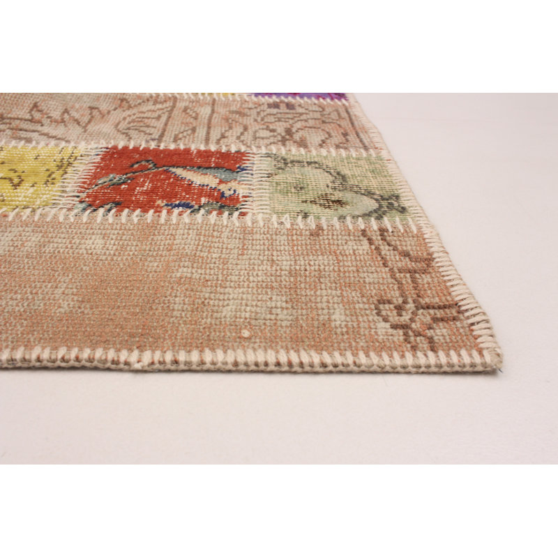 Tapis unique en laine noué à la main style Kosak des années 2010 de 5 pi 4 po x 7 pi 10 po beige / rouge / vert Kallea