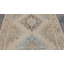 Tapis de couloir unique noué à la main des années 1960 de 4 pi 9 po x 12 pi 6 po en beige / bleu / noir / rouge