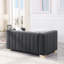 Un canapé-lit moderne sur un Chesterfield traditionnel, causeuse-721836736